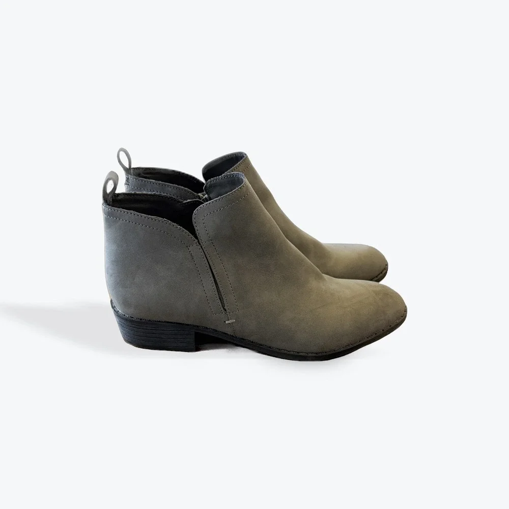 Sun +‎ Stone Womens Grey Faux Suede Ankle Boots Side Zip Cutout Booties Size 7